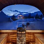 Lyngenfjord Hotel *